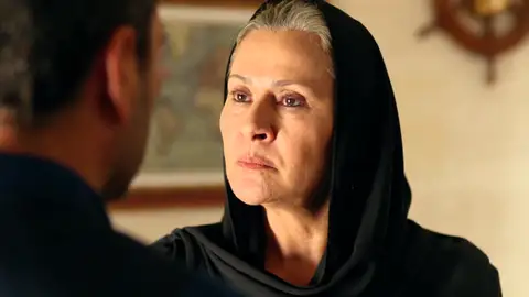 Sadakat intenta destruir el vínculo entre Alya y su hijo mientras Cihan jura protegerlos Sadakat intenta destruir el vínculo entre Alya y su hijo mientras Cihan jura protegerlos