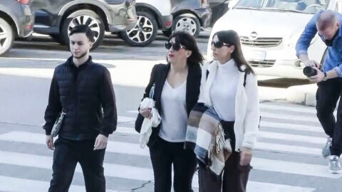 Llegada de Juana Rivas y su hijo mayor al Tribunal de Cagliari (Italia).