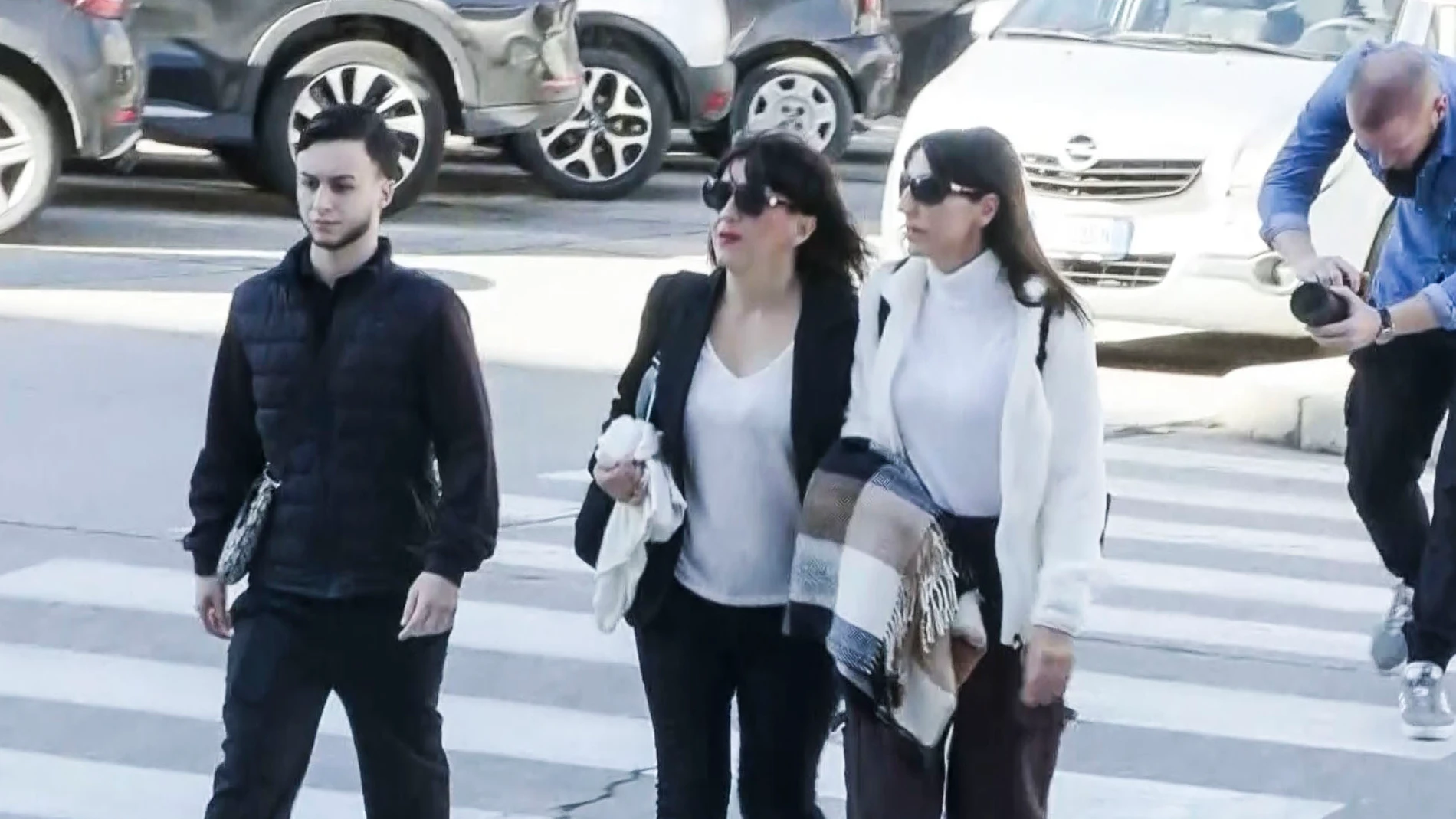 Llegada de Juana Rivas y su hijo mayor al Tribunal de Cagliari (Italia). Llegada de Juana Rivas y su hijo mayor al Tribunal de Cagliari (Italia).