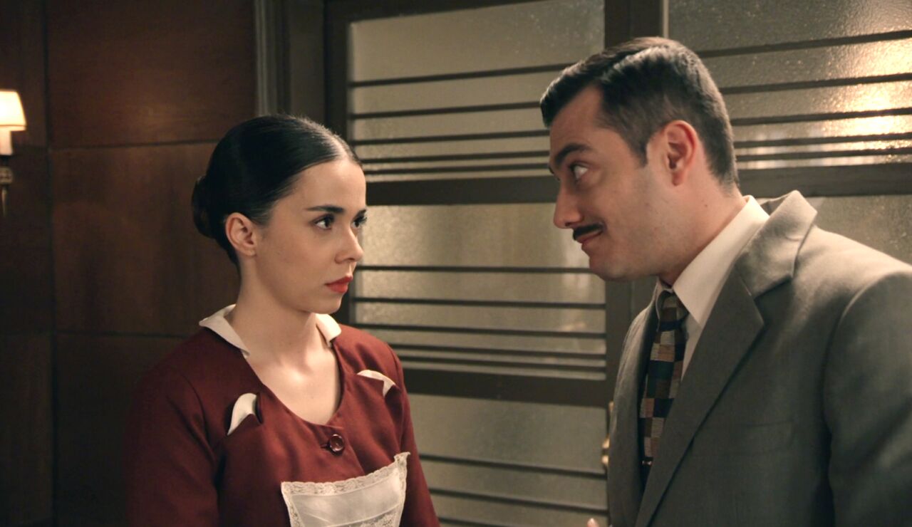 Tasio le propone a Paula un pacto: guardar las formas delante de todos y mantener una relaci&oacute;n de confianza a solas