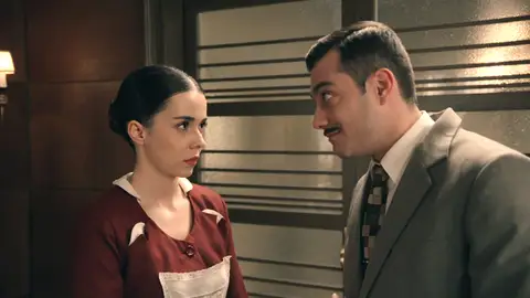 Tasio le propone a Paula un pacto: guardar las formas delante de todos y mantener una relación de confianza a solas Tasio le propone a Paula un pacto: guardar las formas delante de todos y mantener una relación de confianza a solas