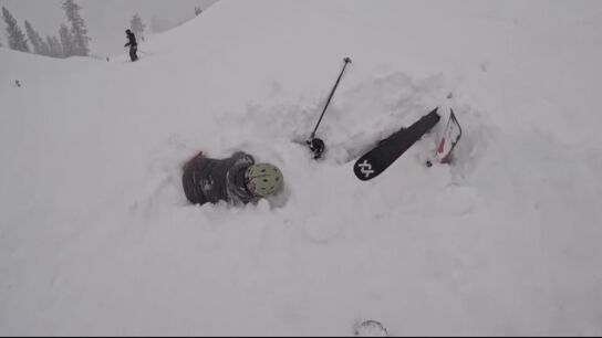 Rescatan a un esquiador sepultado en la nieve