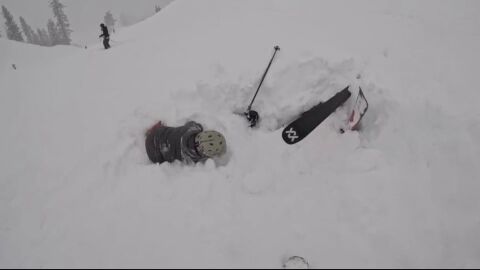 Rescatan a un esquiador sepultado en la nieve
