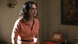  Beatriz le echa en cara a Gabriel que haya buscado el certificado de matrimonio entre sus cosas