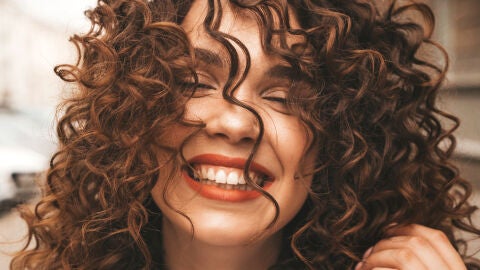 Mujer con el pelo rizado