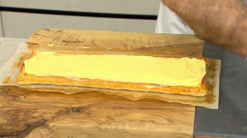 Reparte la crema pastelera entre las dos bandas