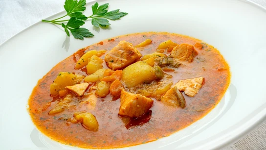 Guiso de patatas con salmón Guiso de patatas con salmón