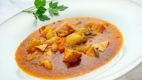 Guiso de patatas con salm&oacute;n