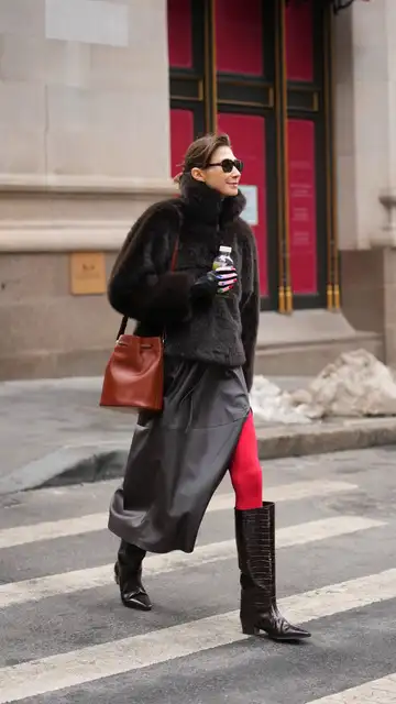 Mujer con medias rojas Mujer con medias rojas