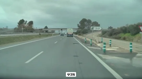 Los baches y la falta de mantenimiento multiplican los accidentes y los reventones de ruedas en las carreteras Los baches y la falta de mantenimiento multiplican los accidentes y los reventones de ruedas en las carreteras