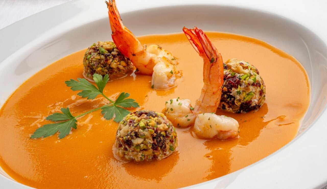 &iexcl;No le falta un detalle! Receta de crema de langostinos y bolas de queso con frutos secos, de Joseba Argui&ntilde;ano