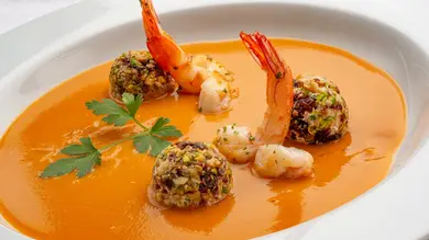 ¡No le falta un detalle! Receta de crema de langostinos y bolas de queso con frutos secos, de Joseba Arguiñano ¡No le falta un detalle! Receta de crema de langostinos y bolas de queso con frutos secos, de Joseba Arguiñano