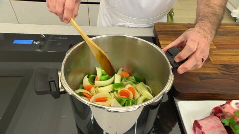 Introduce las hortalizas en la olla y rehógalas