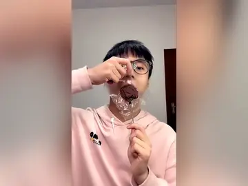 Comer con un plástico en la boca Comer con un plástico en la boca