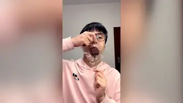 Comer con un plástico en la boca Comer con un plástico en la boca