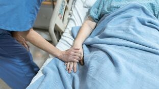 Imagen de archivo de una persona en la cama de un hospital