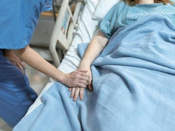 Imagen de archivo de una persona en la cama de un hospital