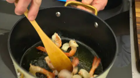 Incorpora 8 langostinos y sofríelos Incorpora 8 langostinos y sofríelos