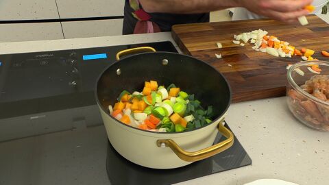Incorpora las hortalizas a la cazuela y deja que se pochen