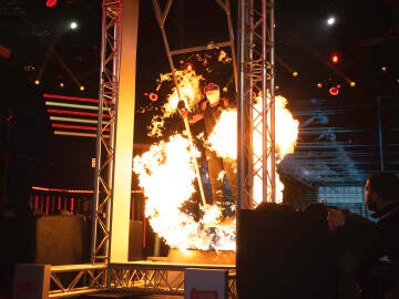 &iexcl;Imparable! Daniel Illescas consigue hacer 11 vueltas hacia delante y 7 hacia atr&aacute;s en el columpio en llamas 