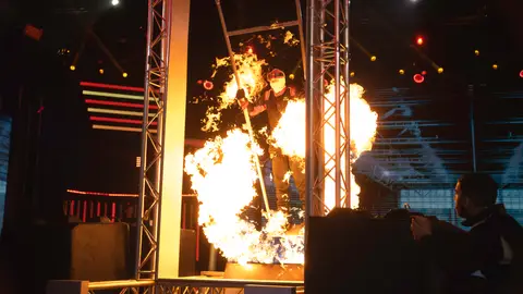 ¡Imparable! Daniel Illescas consigue hacer 11 vueltas hacia delante y 7 hacia atrás en el columpio en llamas ¡Imparable! Daniel Illescas consigue hacer 11 vueltas hacia delante y 7 hacia atrás en el columpio en llamas