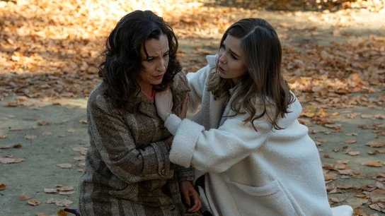 Beatriz se acerca a Begoña… ¡y un ladrón le roba el bolso! Beatriz se acerca a Begoña… ¡y un ladrón le roba el bolso!