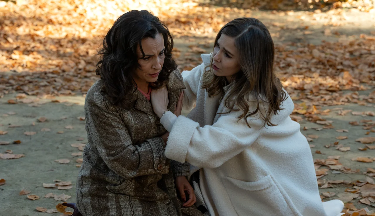 Beatriz se acerca a Begoña… ¡y un ladrón le roba el bolso!