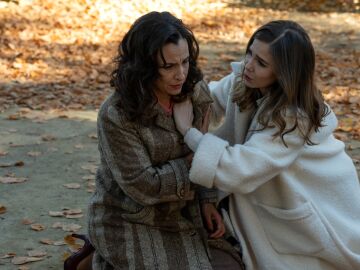 Beatriz se acerca a Bego&ntilde;a&hellip; &iexcl;y un ladr&oacute;n le roba el bolso!