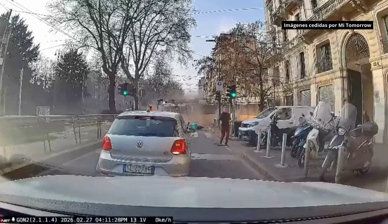 El momento del descarrilamiento de un tranvía en Milán