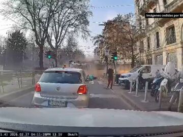 El momento del descarrilamiento de un tranvía en Milán El momento del descarrilamiento de un tranvía en Milán