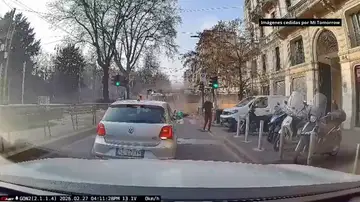 El momento del descarrilamiento de un tranvía en Milán El momento del descarrilamiento de un tranvía en Milán