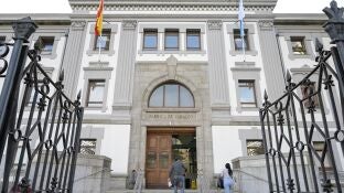 A juicio el caso de un anciano en Betanzos encerrado con candado, atado de pies y manos, por su hijo y nuera