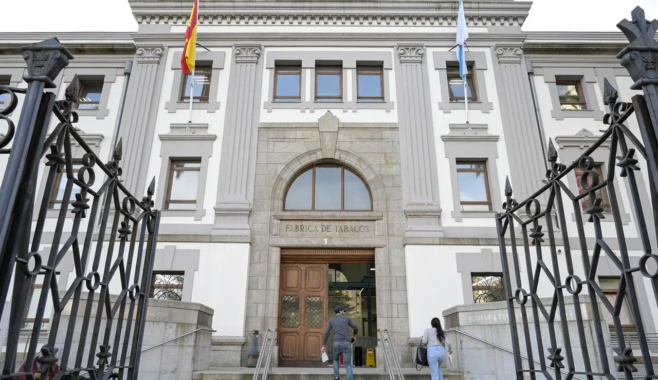 A juicio el caso de un anciano en Betanzos encerrado con candado, atado de pies y manos, por su hijo y nuera