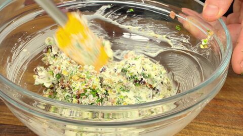 Mezcla bien y haz bolas pequeñas