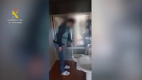 Detenido un empresario por instalar cámaras espía en los aseos y compartir los vídeos íntimos de sus empleadas en Zafra Detenido un empresario por instalar cámaras espía en los aseos y compartir los vídeos íntimos de sus empleadas en Zafra