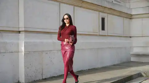 Mujer con medias burdeos Mujer con medias burdeos