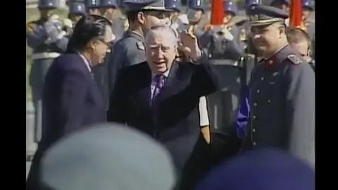 Pinochet regresa a Chile tras ser puesto en libertad Pinochet regresa a Chile tras ser puesto en libertad