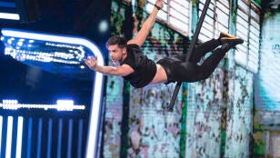 Jos&eacute; Y&eacute;lamo tira de orgullo en un fascinante n&uacute;mero de pole dance a&eacute;reo 