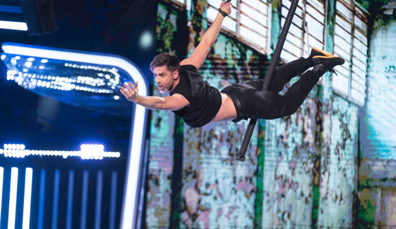 Jos&eacute; Y&eacute;lamo tira de orgullo en un fascinante n&uacute;mero de pole dance a&eacute;reo 