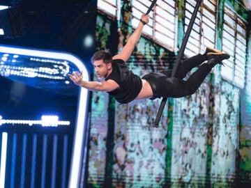 Jos&eacute; Y&eacute;lamo tira de orgullo en un fascinante n&uacute;mero de pole dance a&eacute;reo 