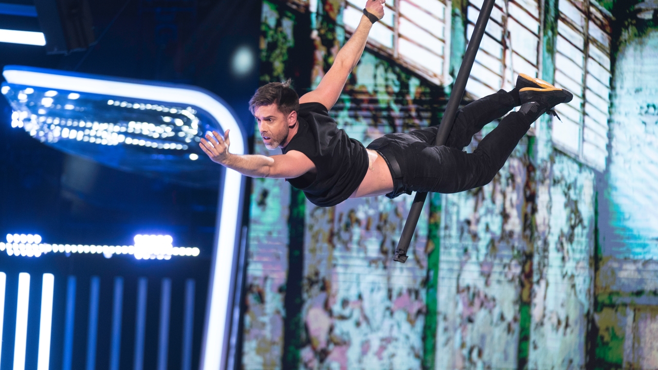 ¡Impresionante! José Yélamo tira de orgullo en un fascinante número de pole dance aéreo