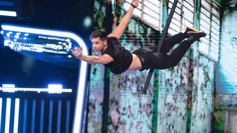 José Yélamo tira de orgullo en un fascinante número de pole dance aéreo José Yélamo tira de orgullo en un fascinante número de pole dance aéreo