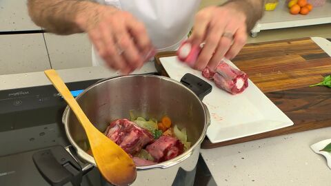 Incorpora los trozos de rabo