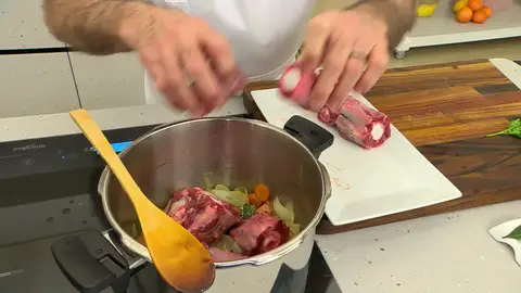 Incorpora los trozos de rabo Incorpora los trozos de rabo