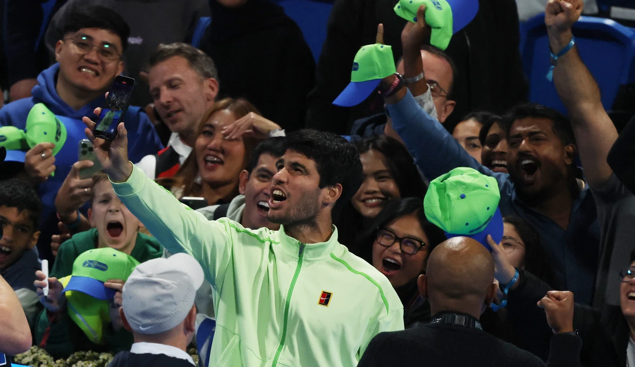 Carlos Alcaraz se fotografía con unos aficionados en Doha