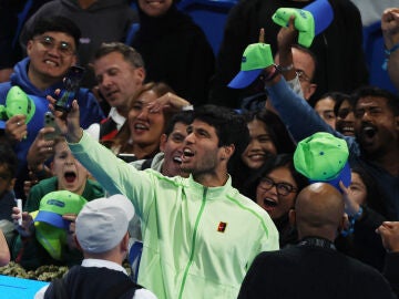 Carlos Alcaraz se fotograf&iacute;a con unos aficionados en Doha