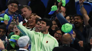 Carlos Alcaraz se fotografía con unos aficionados en Doha Carlos Alcaraz se fotografía con unos aficionados en Doha