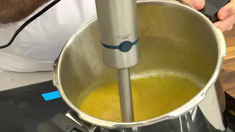 Tritura el resto del caldo con las hortalizas con ayuda de la batidora Tritura el resto del caldo con las hortalizas con ayuda de la batidora