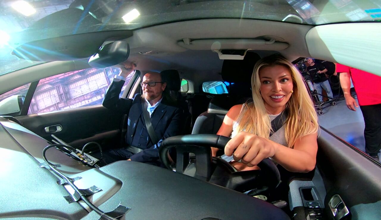 Jessica Goicoechea invita a Santiago Segura a vivir su reto de conducci&oacute;n desde dentro: &ldquo;Si muero habr&aacute; un sobresueldo&rdquo; 
