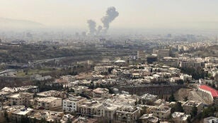 Una columna de humo emerge del centro de Teher&aacute;n tras un ataque israel&iacute; este s&aacute;bado